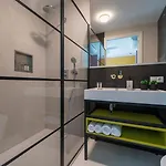 דירה Modern Tilburg, Balcony & Kitchen טילבורג