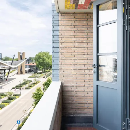Modern Tilburg, Balcony & Kitchen 提耳堡